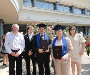 A Tóth család diplomaosztó után (2012)